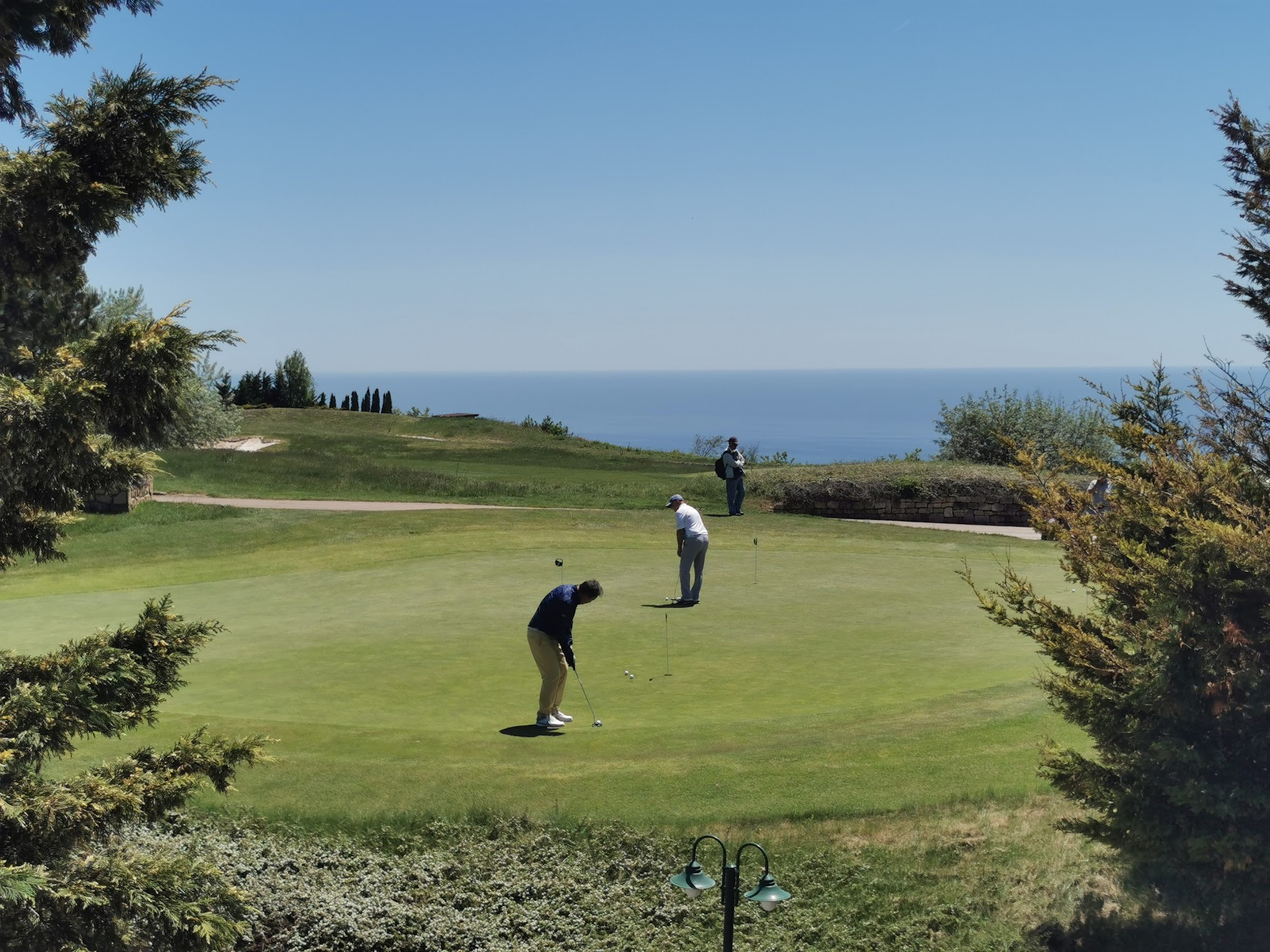 Septembrie la BlackSeaRama: mare, golf, vin și un motiv în plus să mai amâni toamna - By Julia Septembrie la BlackSeaRama: mare, golf, vin și un motiv în plus să mai amâni toamna - By Julia