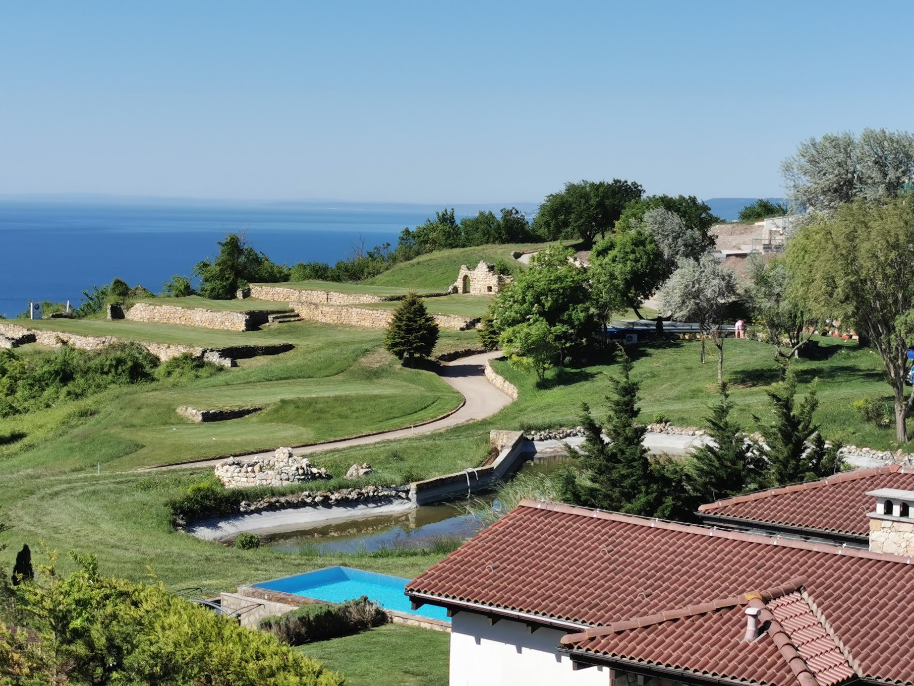 Septembrie la BlackSeaRama: mare, golf, vin și un motiv în plus să mai amâni toamna - By Julia Septembrie la BlackSeaRama: mare, golf, vin și un motiv în plus să mai amâni toamna - By Julia