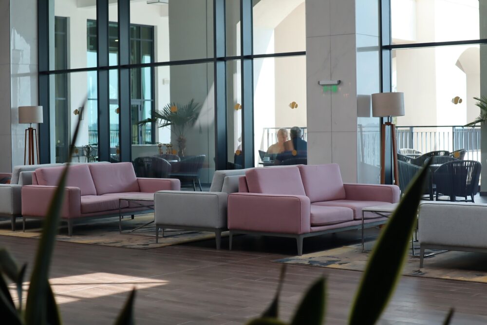 Secrets Sunny Beach Resort & Spa întâmpină vara 2026 cu două prestigioase premii internaționale - By Julia Secrets Sunny Beach Resort & Spa