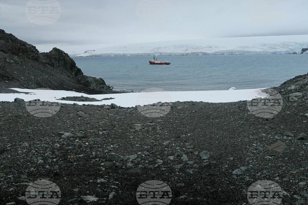 Agenția de presă BTA a deschis un club de presă la baza antarctică bulgară de pe insula Livingstone - By Julia Agenția de presă BTA a deschis un club de presă la baza antarctică bulgară de pe insula Livingstone - By Julia