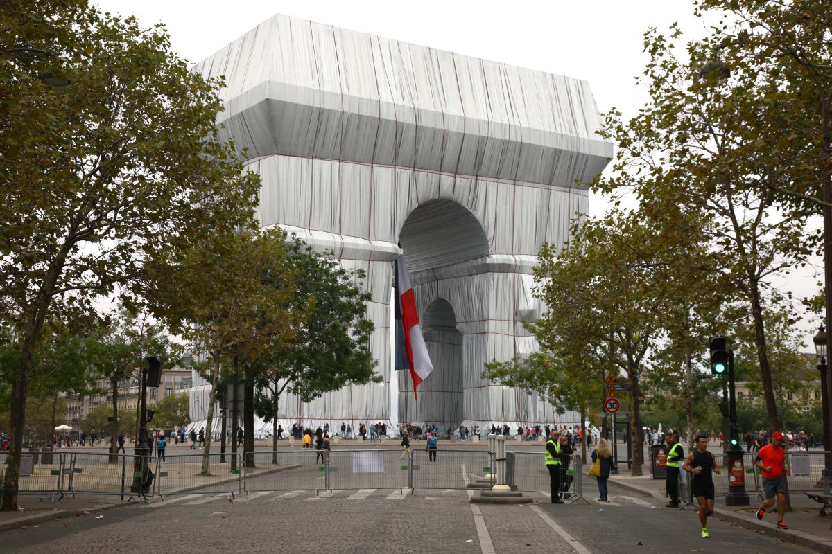 Arta care schimbă orașe: Christo și Jeanne-Claude, omagiați la Paris - By Julia