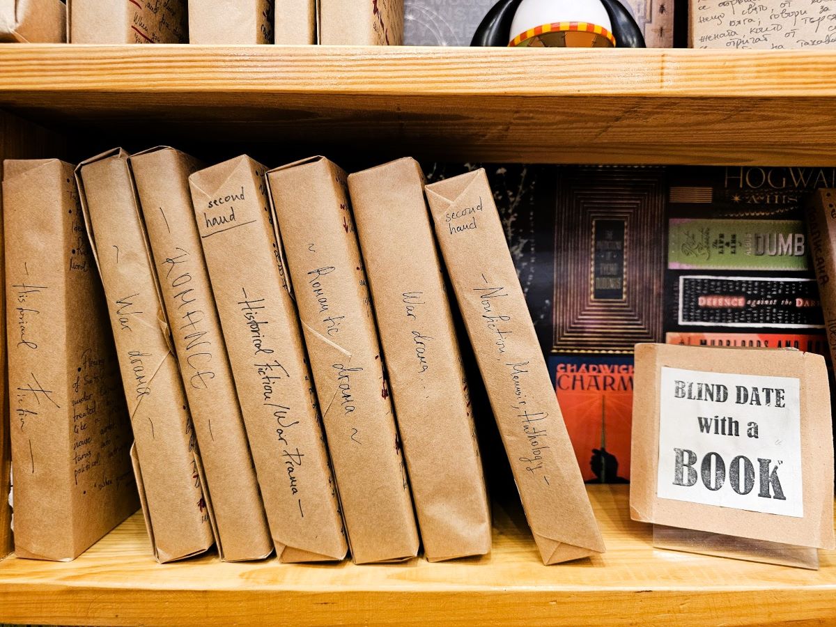 Blind Date with a Book: întâlnire memorabilă cu cartea - By Julia