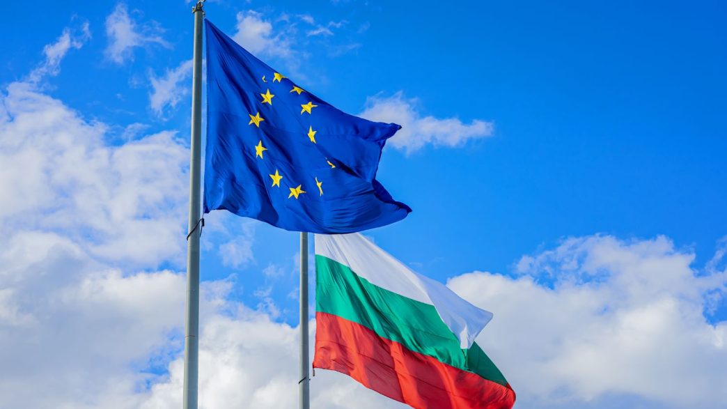 Cât de mult mai au încredere bulgarii în SUA și UE? - By Julia