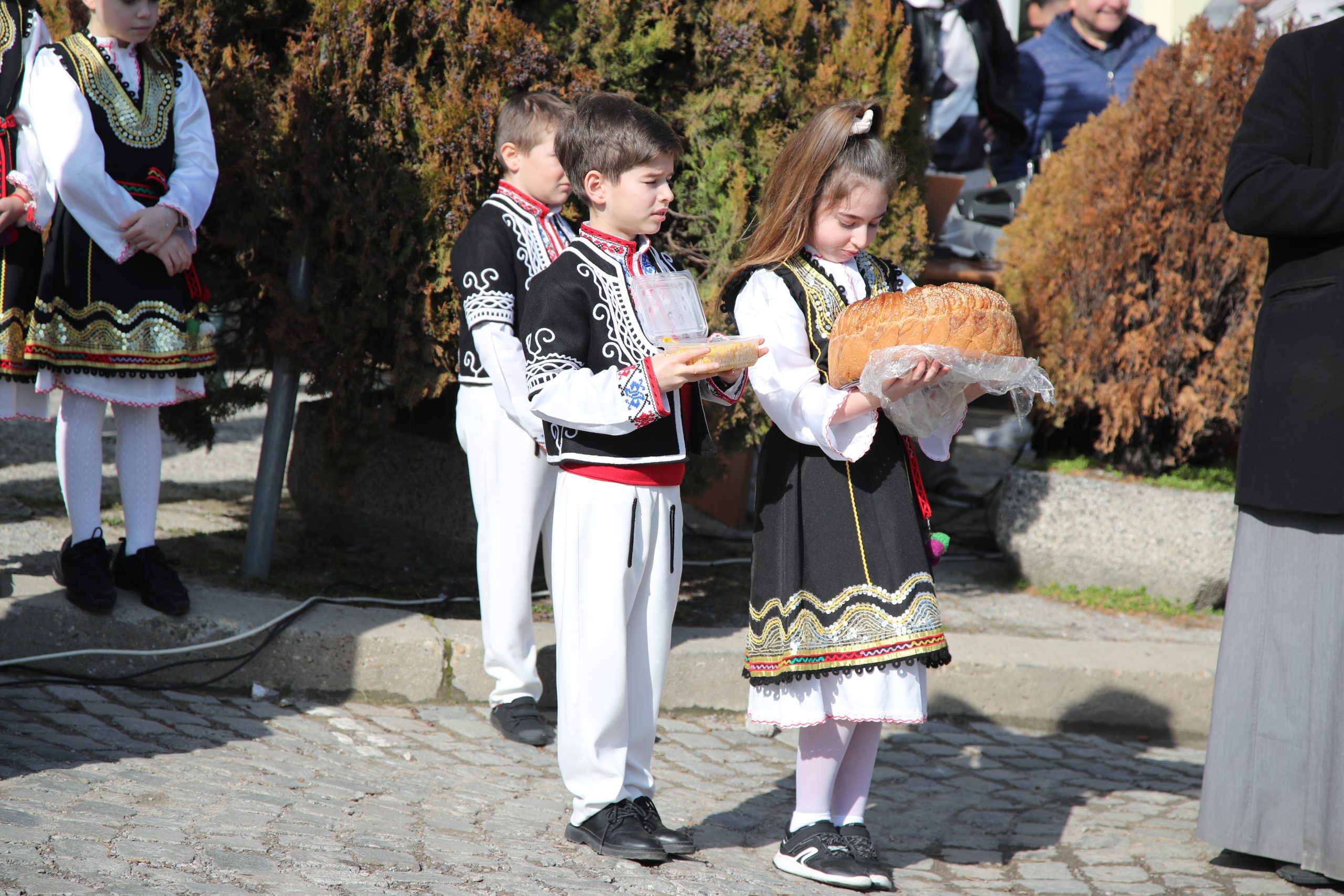 Da, da, la Paștele Cailor! La propriu. - By Julia Da, da, la Paștele Cailor! La propriu. - By Julia