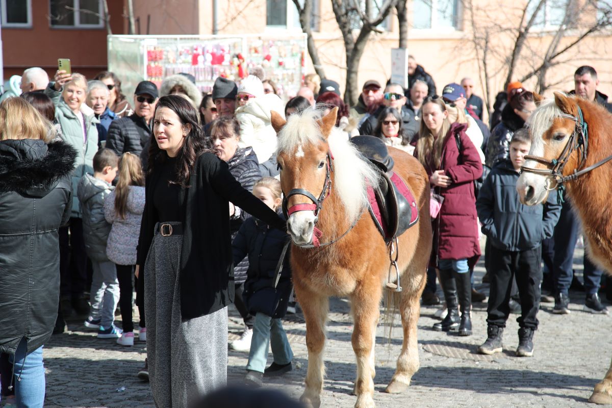 Da, da, la Paștele Cailor! La propriu. - By Julia Da, da, la Paștele Cailor! La propriu. - By Julia
