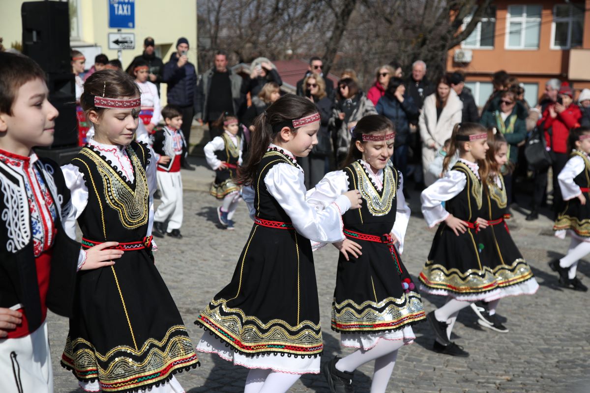 Da, da, la Paștele Cailor! La propriu. - By Julia Da, da, la Paștele Cailor! La propriu. - By Julia