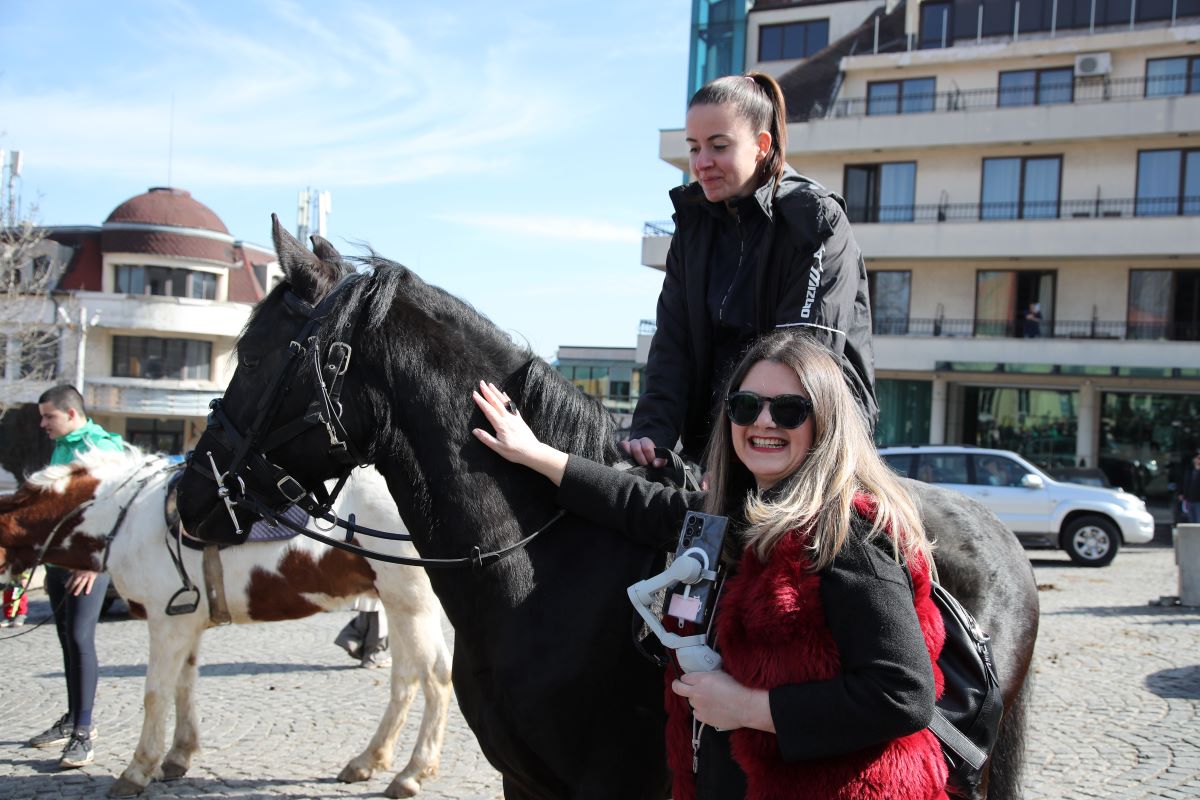 Da, da, la Paștele Cailor! La propriu. - By Julia Da, da, la Paștele Cailor! La propriu. - By Julia