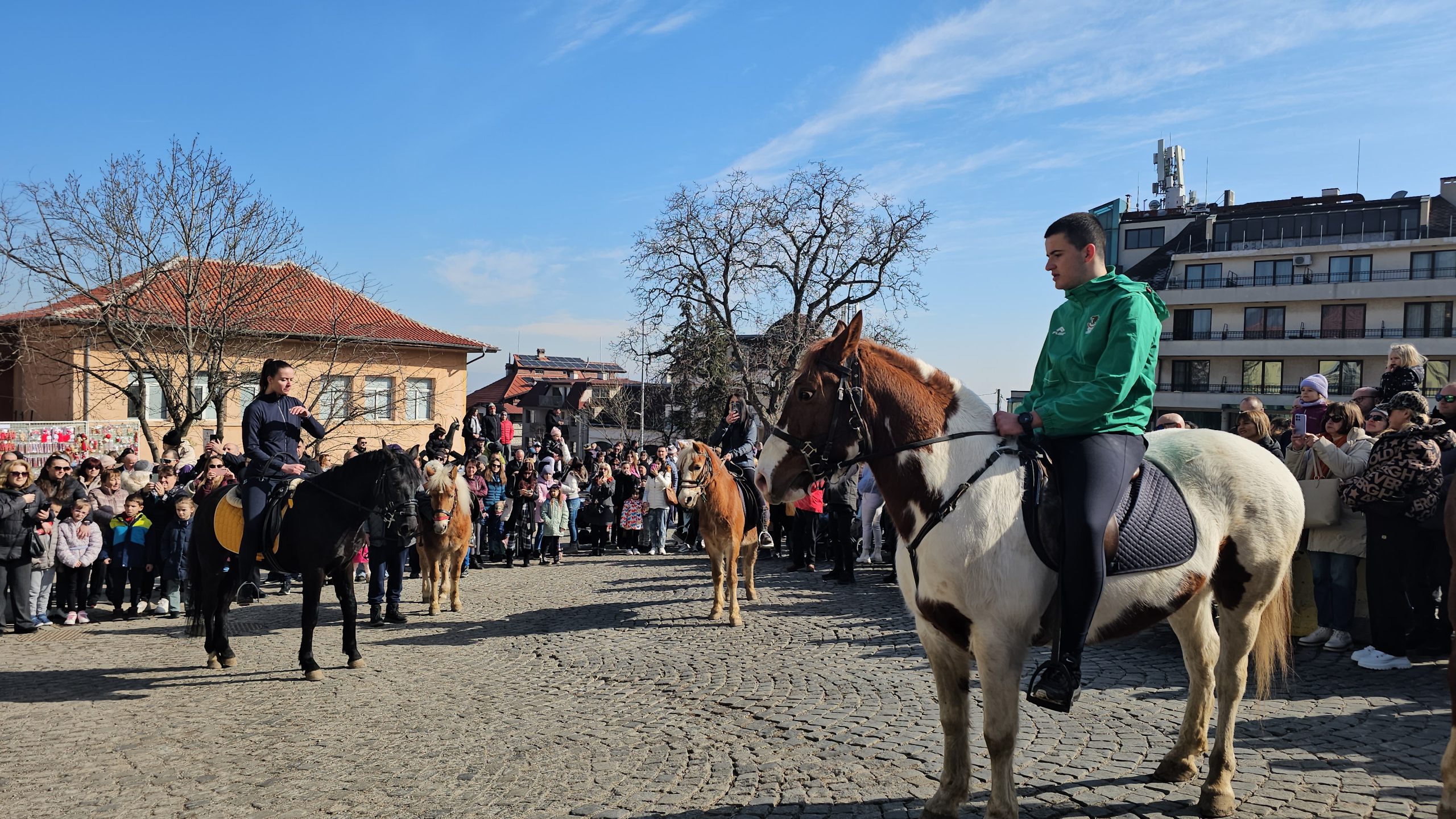 Da, da, la Paștele Cailor! La propriu. - By Julia Da, da, la Paștele Cailor! La propriu. - By Julia