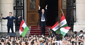 De ce oamenii iubesc politicienii care par… oameni - By Julia