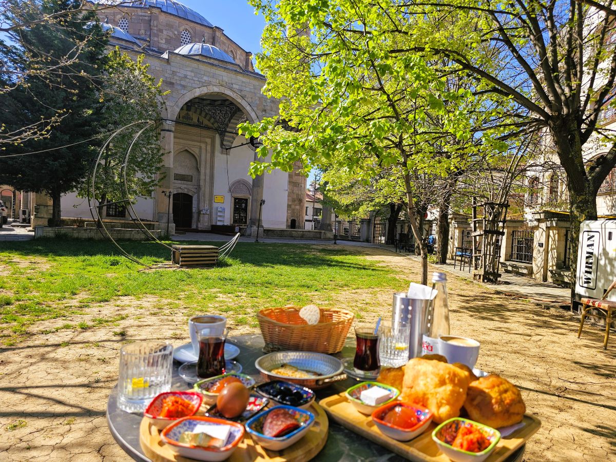 Gastronomia ca formă de explorare: Priștina, cafeaua și cultura slow food din Kosovo - By Julia Gastronomia ca formă de explorare: Priștina, cafeaua și cultura slow food din Kosovo - By Julia