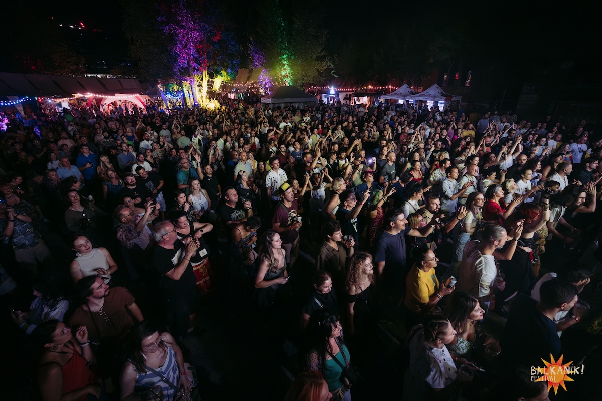 Trei zile de muzică, dans și apusuri pe Lacul Tei: Balkanik Festival revine între 28–30 august - By Julia Trei zile de muzică, dans și apusuri pe Lacul Tei: Balkanik Festival revine între 28–30 august - By Julia