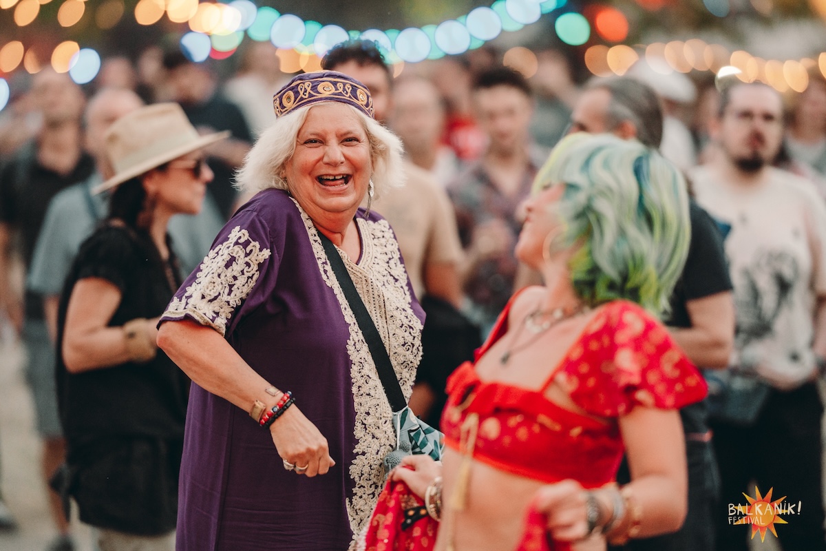 Trei zile de muzică, dans și apusuri pe Lacul Tei: Balkanik Festival revine între 28–30 august - By Julia Trei zile de muzică, dans și apusuri pe Lacul Tei: Balkanik Festival revine între 28–30 august - By Julia