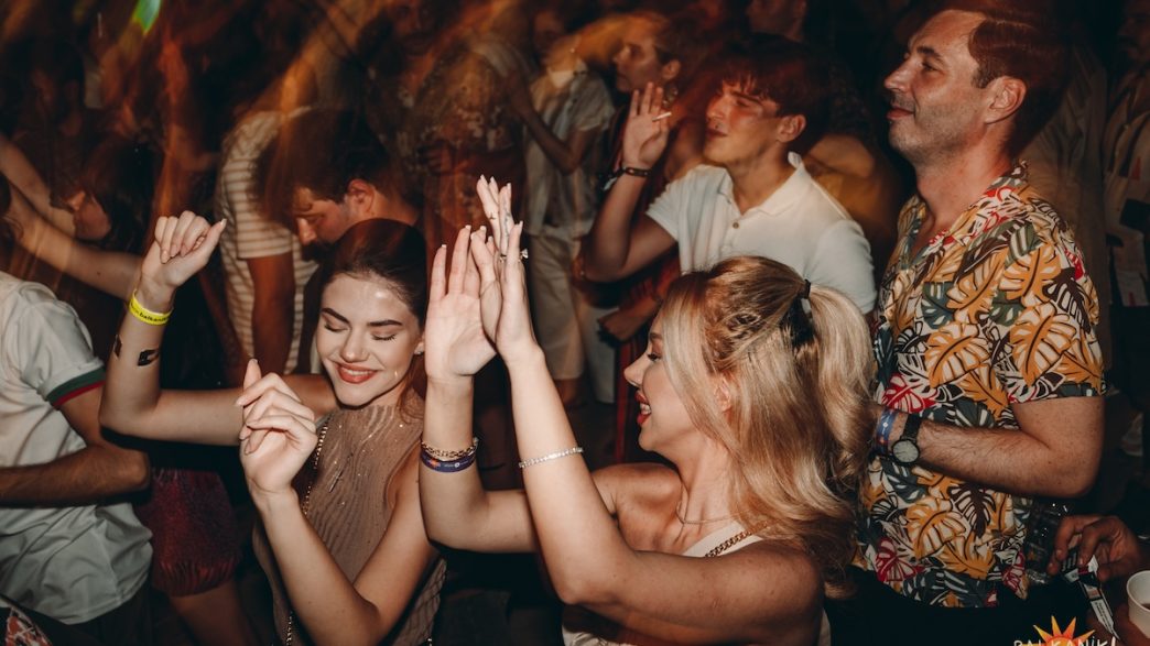 Trei zile de muzică, dans și apusuri pe Lacul Tei: Balkanik Festival revine între 28–30 august - By Julia
