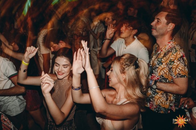 Trei zile de muzică, dans și apusuri pe Lacul Tei: Balkanik Festival revine între 28–30 august - By Julia