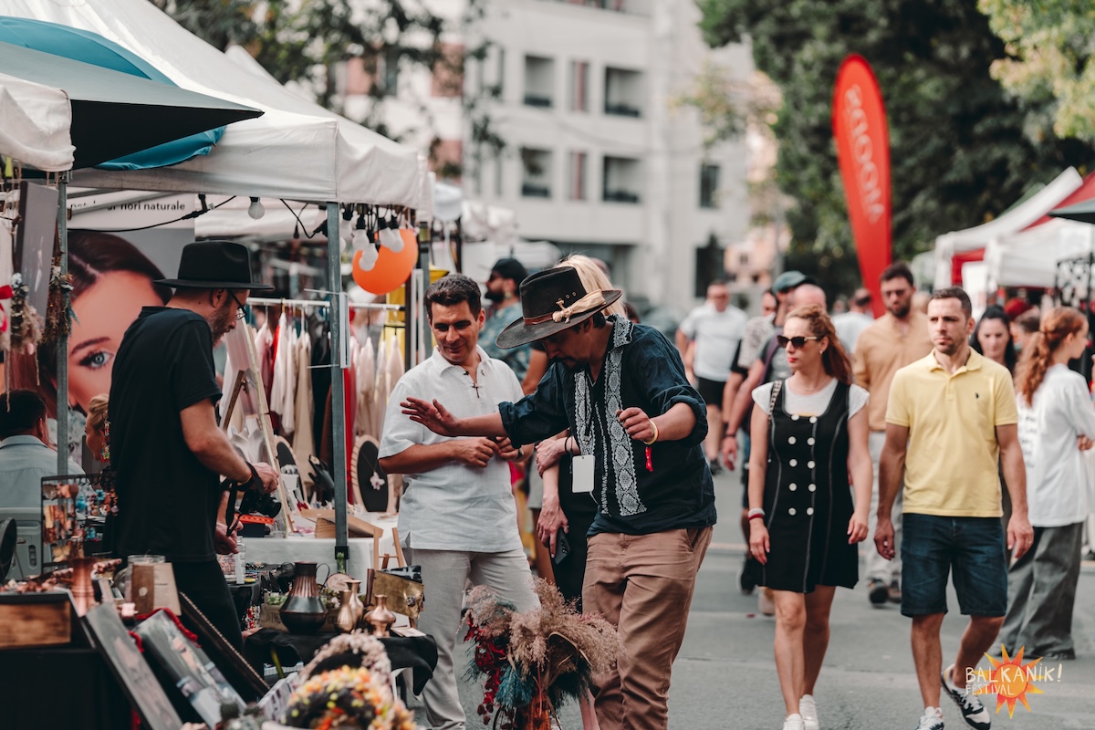 Trei zile de muzică, dans și apusuri pe Lacul Tei: Balkanik Festival revine între 28–30 august - By Julia Trei zile de muzică, dans și apusuri pe Lacul Tei: Balkanik Festival revine între 28–30 august - By Julia