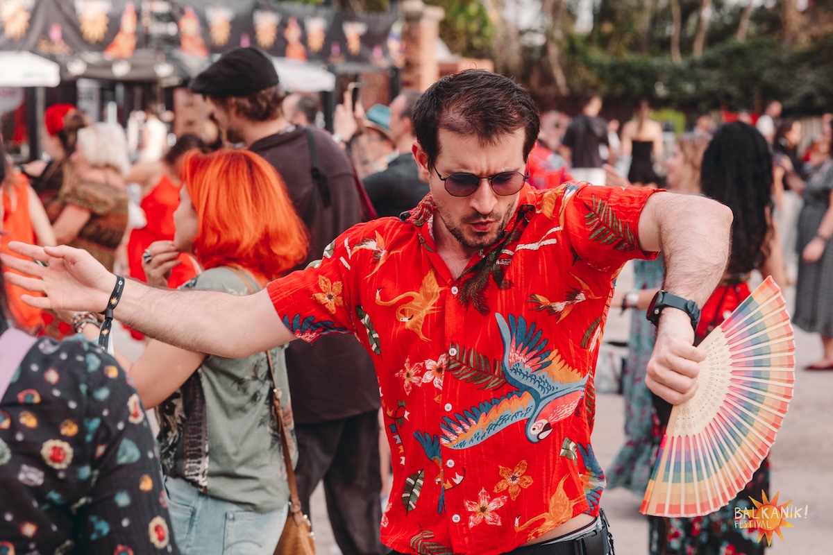 Trei zile de muzică, dans și apusuri pe Lacul Tei: Balkanik Festival revine între 28–30 august - By Julia Trei zile de muzică, dans și apusuri pe Lacul Tei: Balkanik Festival revine între 28–30 august - By Julia