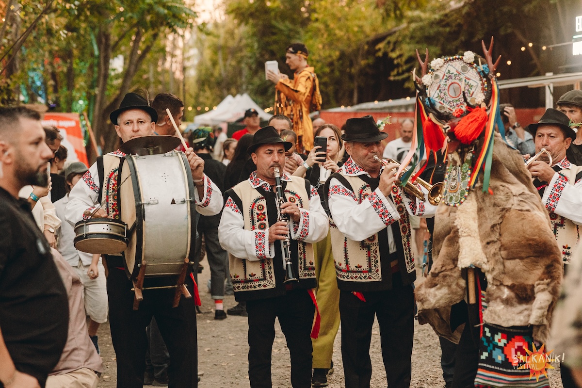 Trei zile de muzică, dans și apusuri pe Lacul Tei: Balkanik Festival revine între 28–30 august - By Julia Trei zile de muzică, dans și apusuri pe Lacul Tei: Balkanik Festival revine între 28–30 august - By Julia