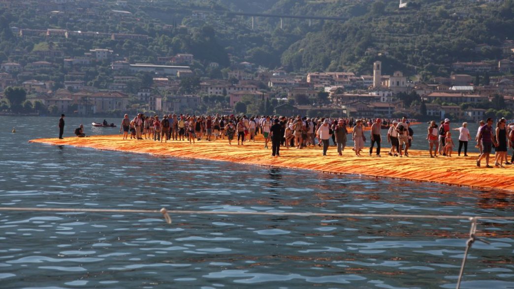 The Floating Piers – visul lui Christo devenit realitate: 1,2 milioane de oameni au mers pe apă - By Julia