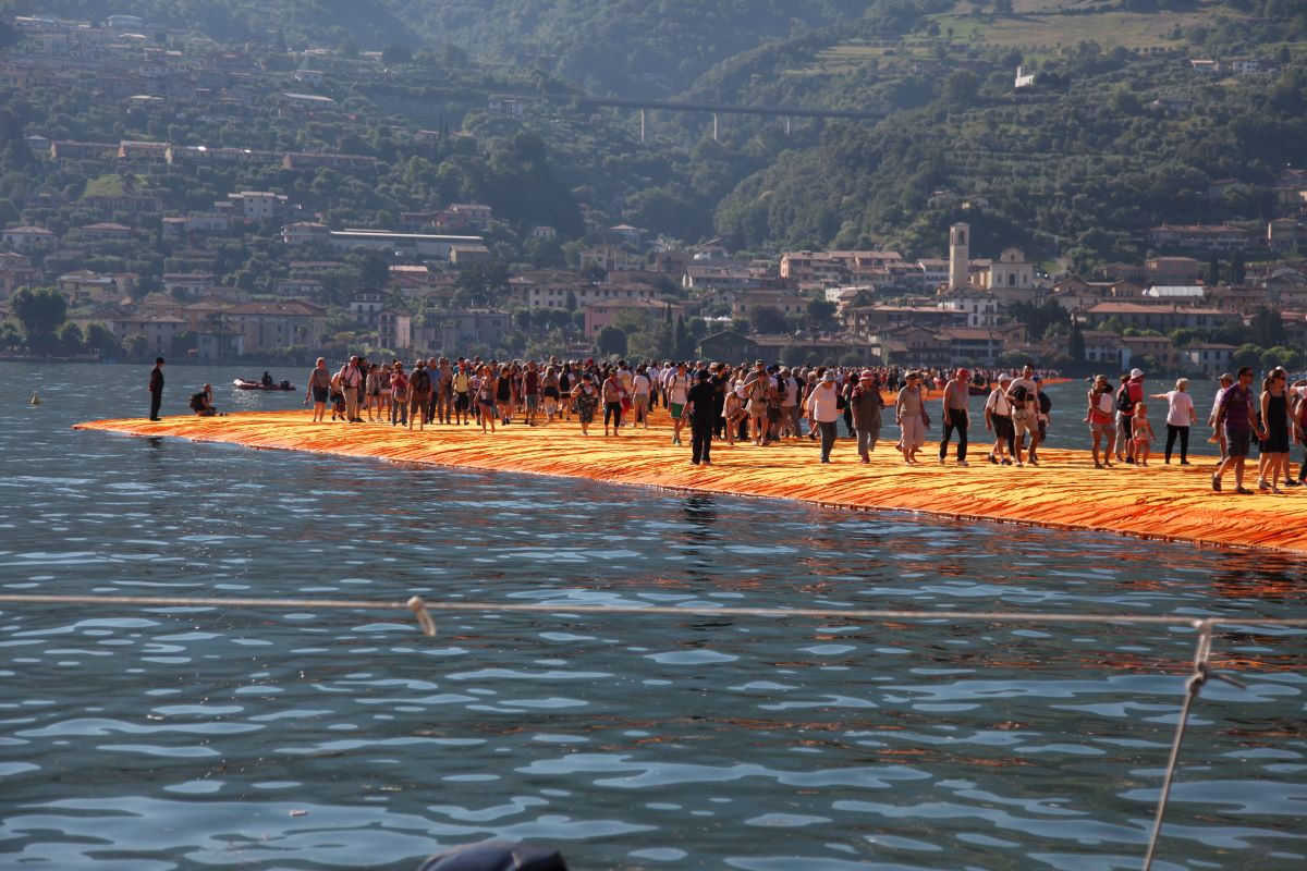 The Floating Piers – visul lui Christo devenit realitate: 1,2 milioane de oameni au mers pe apă - By Julia