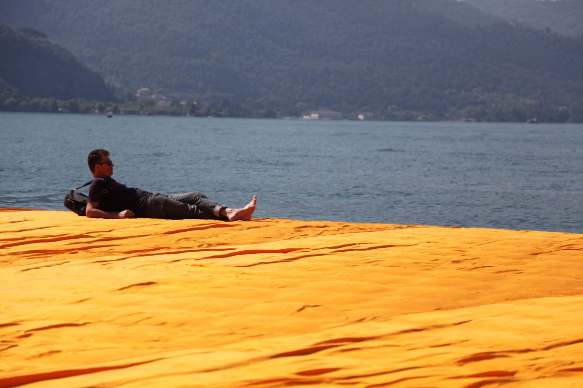 The Floating Piers – visul lui Christo devenit realitate: 1,2 milioane de oameni au mers pe apă - By Julia The Floating Piers – visul lui Christo devenit realitate: 1,2 milioane de oameni au mers pe apă - By Julia