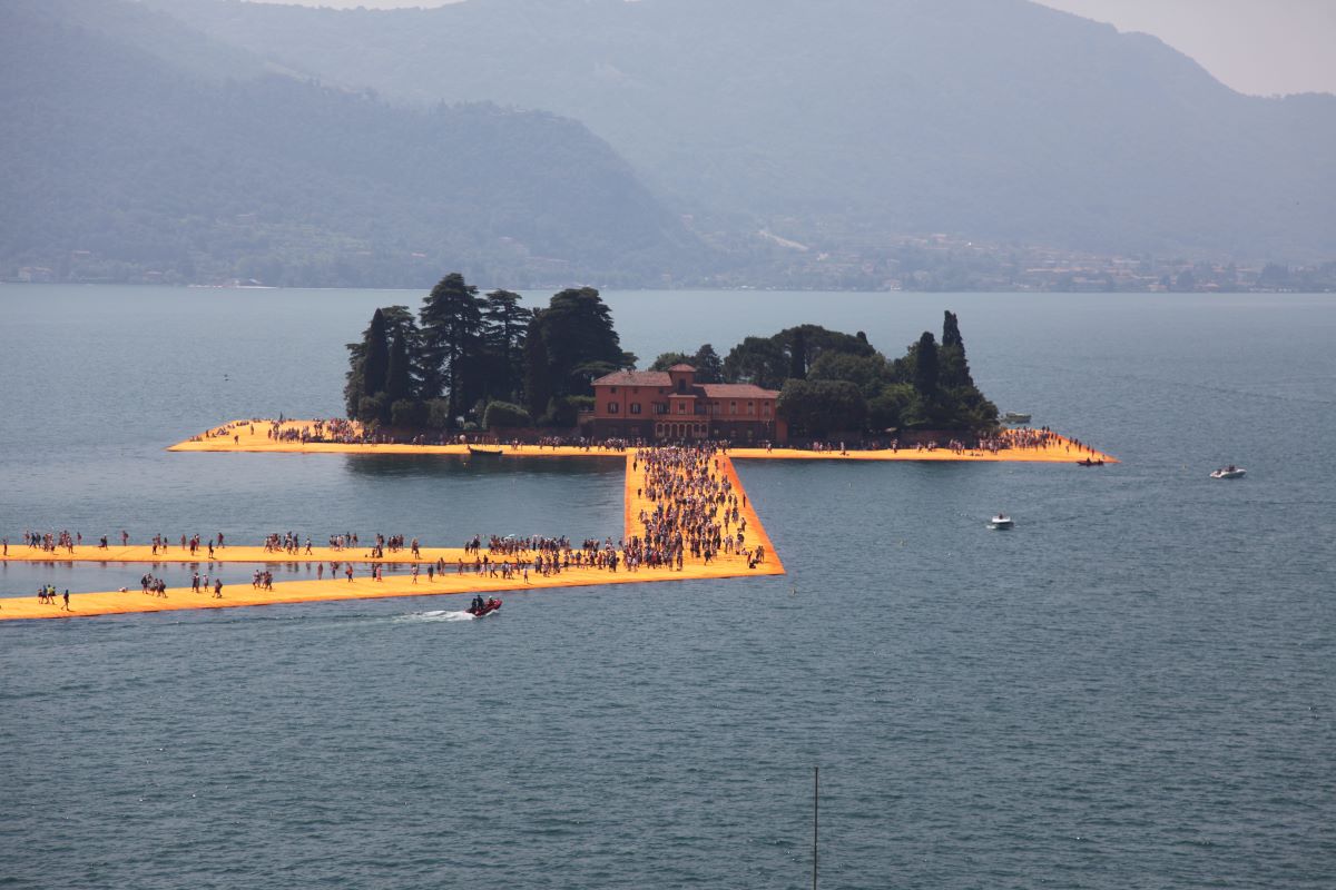 The Floating Piers – visul lui Christo devenit realitate: 1,2 milioane de oameni au mers pe apă - By Julia The Floating Piers – visul lui Christo devenit realitate: 1,2 milioane de oameni au mers pe apă - By Julia