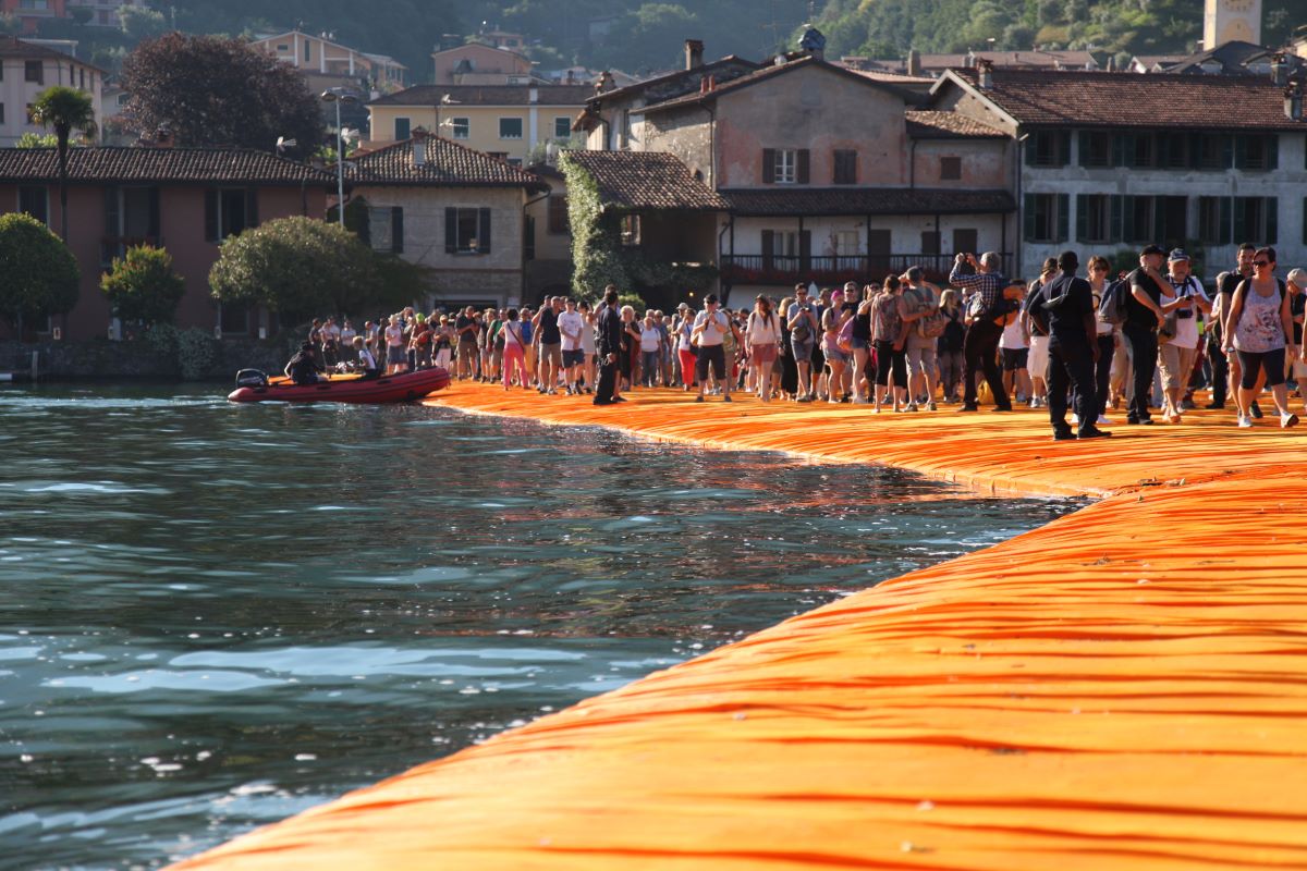 The Floating Piers – visul lui Christo devenit realitate: 1,2 milioane de oameni au mers pe apă - By Julia The Floating Piers