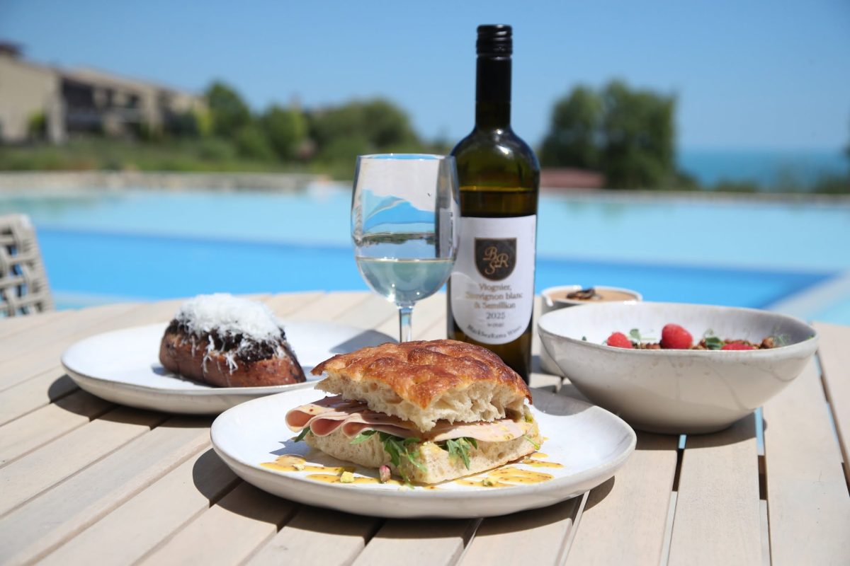 Dolce far niente, cu vedere la mare: descoperă Lake Pool Bar de la BlackSeaRama - By Julia Dolce far niente, cu vedere la mare: descoperă Lake Pool Bar de la BlackSeaRama - By Julia