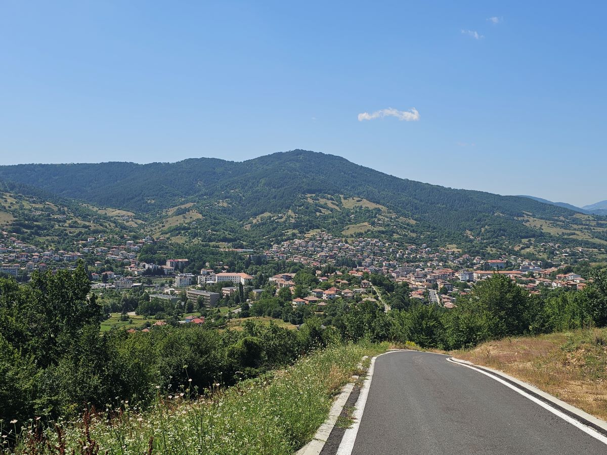 În Bulgaria, în drum spre Grecia prin Makaza? Descoperă Ardino, poarta spre misterele Munților Rodopi (I) - By Julia