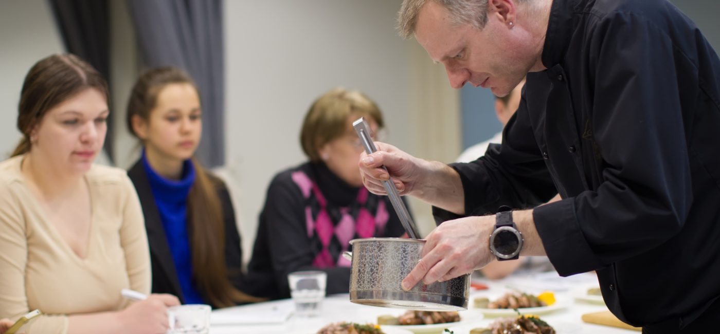 Românii transformă vacanțele în experiențe culinare: 41% aleg cursurile de gătit - By Julia