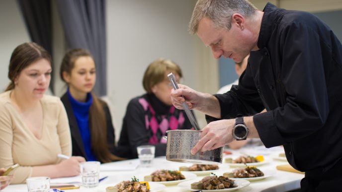 Românii transformă vacanțele în experiențe culinare: 41% aleg cursurile de gătit - By Julia