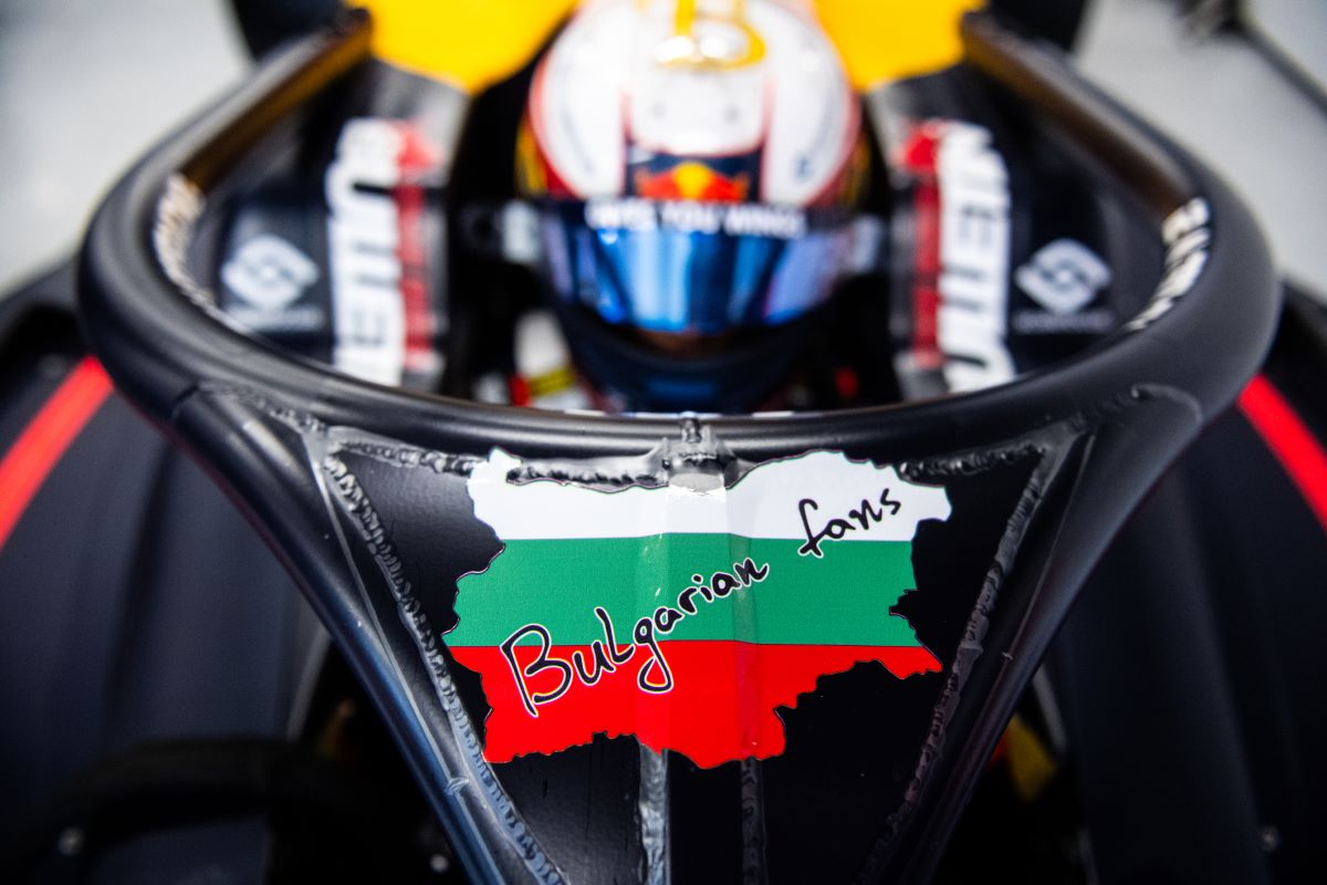 Nikola Tsolov, din nou lider în Formula 2. Cine este pilotul bulgar considerat unul dintre marile pariuri pentru Formula 1? - By Julia Nikola Tsolov, din nou lider în Formula 2. Cine este pilotul bulgar considerat unul dintre marile pariuri pentru Formula 1? - By Julia