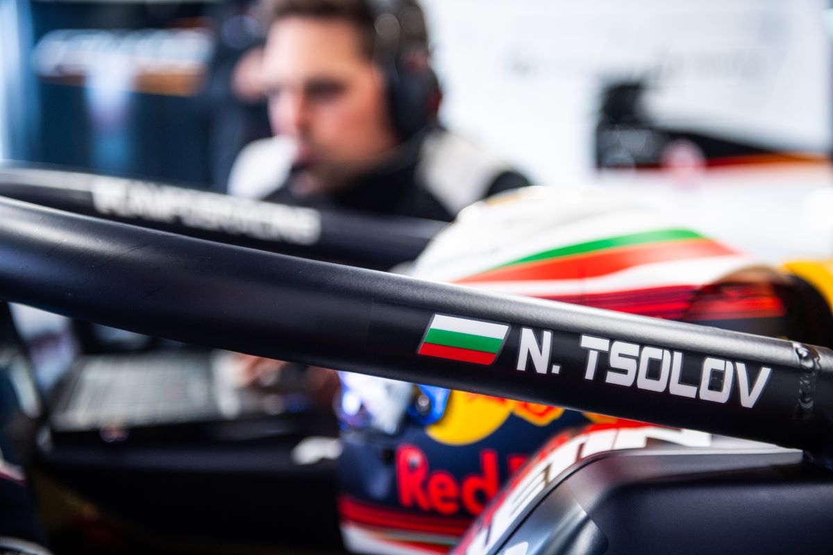 Nikola Tsolov, din nou lider în Formula 2. Cine este pilotul bulgar considerat unul dintre marile pariuri pentru Formula 1? - By Julia Nikola Tsolov, din nou lider în Formula 2. Cine este pilotul bulgar considerat unul dintre marile pariuri pentru Formula 1? - By Julia